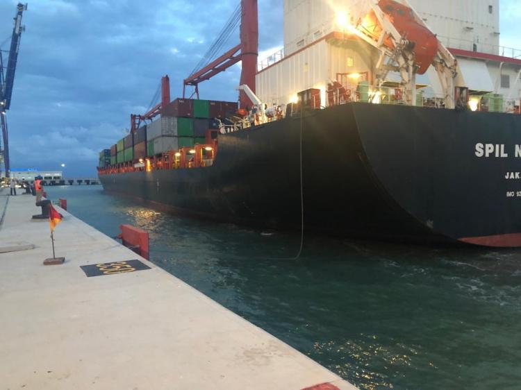 MV SPIL Ningsih Bongkar Muat di Pelabuhan Kuala Tanjung