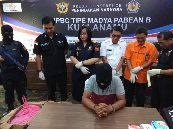 Bea Cukai Kualanamu Tangkap Pelaku Pembawa Tanaman Daun Khat