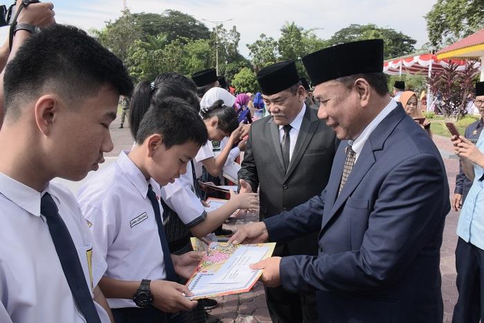 Hardiknas 2019, Pemkab Deli Serdang Serahkan Trophy dan Penghargaan untuk Guru dan Siswa Berprestasi