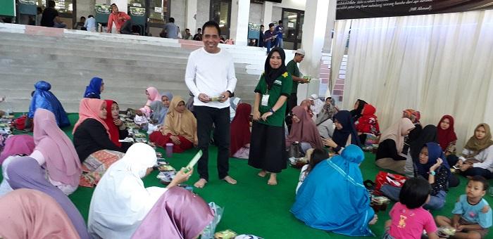 Jamaah Berbuka Puasa di Masjid Agung Medan Membludak dan Religius