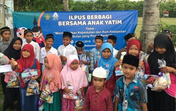 Mahasiswa Ilmu Perpustakaan UIN Ar-Raniry Santuni Anak Yatim dan Fakir Miskin