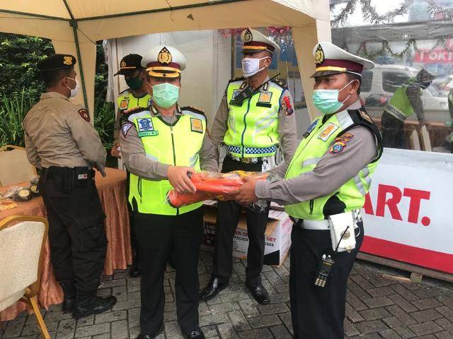 Diguyur Hujan, Kasat Lantas Polrestabes Medan Sigap Lakukan Check Point Pos 3 di Green Hill Sibolangit, Personel Diberi APD