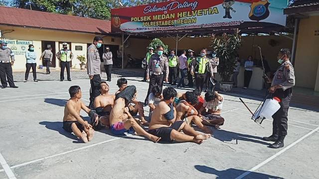 Tahanan Polsek Medan Helvetia Diajak Berjemur Matahari, Cegah Virus Corona