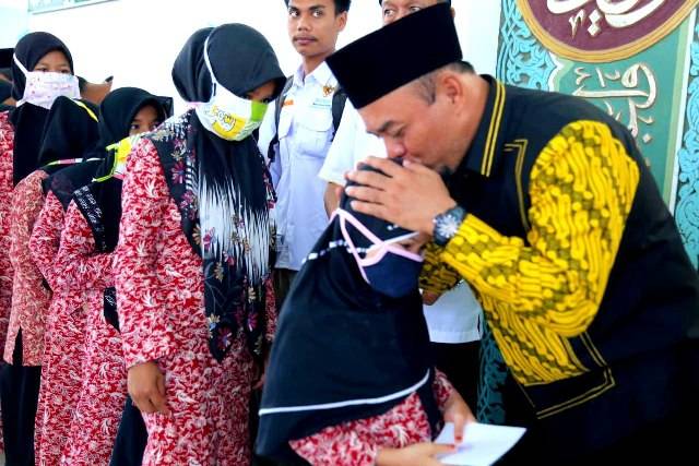 Bupati Labuhanbatu Serahkan Zakat BAZNAS kepada 7 Panti Asuhan