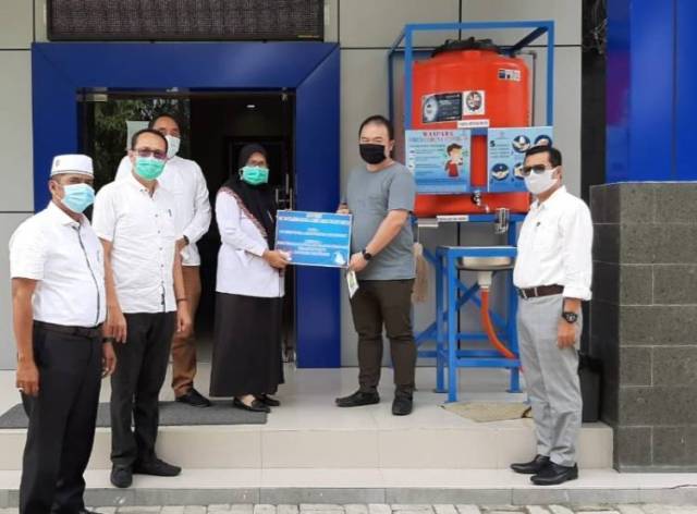 PT SRI Serahkan Bantuan Wastafel dan Mesin Pembersih Air ke Dinas Perizinan Deli Serdang