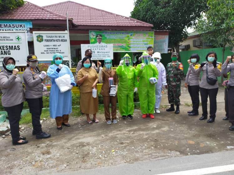 Polsek Medan Baru Berikan Bantuan APD untuk Tenaga Medis di Puskesmas 
