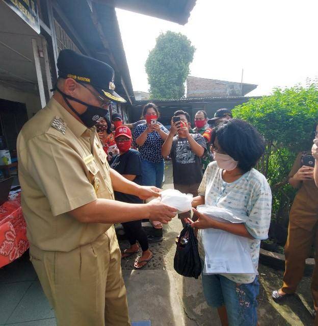 Pembagian Bansos di Kelurahan Kwala Bekala Disaksikan Plt Wali Kota Medan