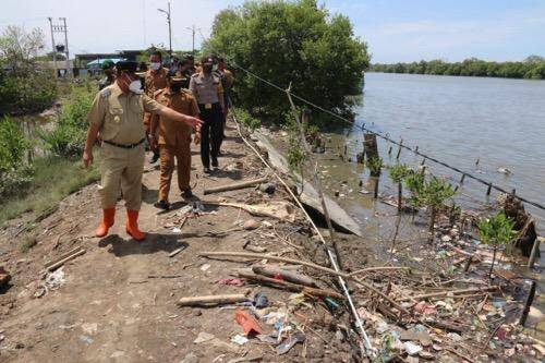 Air Laut Pasang Sebabkan Tanggul Jebol di Medan Labuhan, Plt Wali Kota Medan Turun Meninjau Langsung