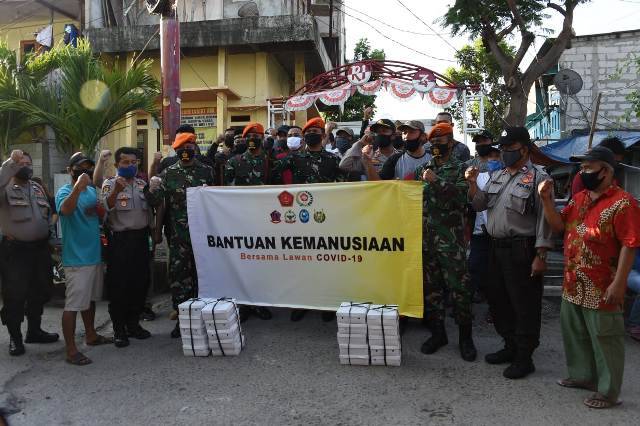 Paskhas TNI AU Gulirkan 2.225 Takjil dan Nasi Kotak untuk Warga Berbuka Puasa