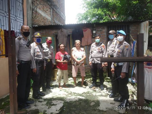 Warga Disabilitas Terima Bantuan Sembako dari Polsek Medan Area