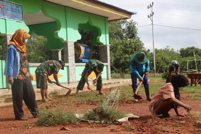 Satgas Pamtas RI-PNG Cegah Penyebaran Covid-19, Yonif 411/Kostrad Bersihkan Masjid Al Huda di Kampung Sipias