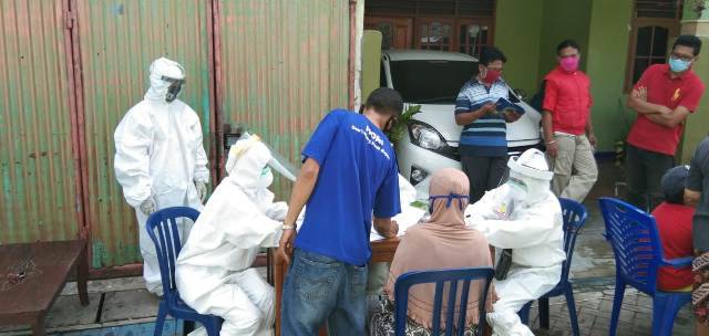 180 Warga Ikuti Rapid Tes dari Puskesmas Kelurahan Manukan Kulon, Surabaya