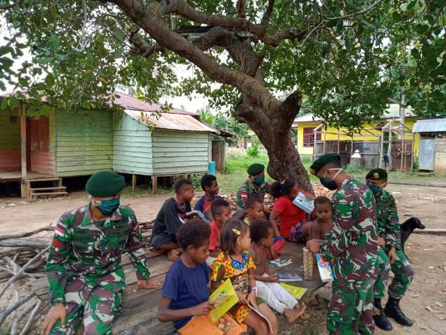 Hari Buku Nasional, Yonif 411 Kostrad Bagikan Buku Bacaan di Perbatasan RI-PNG