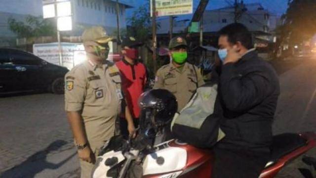 Razia Asmara Subuh, Pemko Medan Patroli dan Bagikan Masker di Medan Marelan