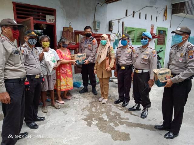  Polsek Medan Area Berbagi Sembako untuk Warga Terdampak Corona di Jalan Wahidin