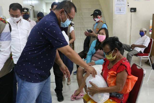 Akhyar Nasution Gandeng MITSU dan Marga Kho Berbagi Sembako di Kelurahan Pahlawan