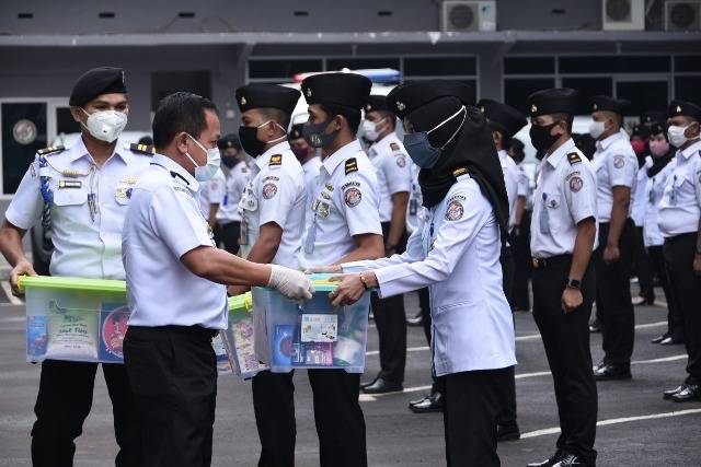 Personel Bakamla RI Terima Bingkisan Lebaran, Kabakamla Aan Kurnia: Inilah Wujud Perhatian Pimpinan