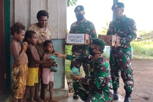 Berbagi Takjil di Tapal Batas, Ini Cerita Prajurit TNI Yonif 411/Pdw Kostrad