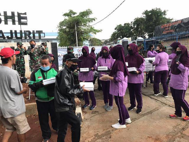 IKKT PWA Cabang BS XII Kogabwilhan II Bagikan Takjil dan Masker untuk Warga Pondok Gede