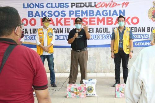 Bagikan Paket Sembako dari Lions Club, Akhyar Pesankan Warga Waspadai Orang Tak Pakai Masker