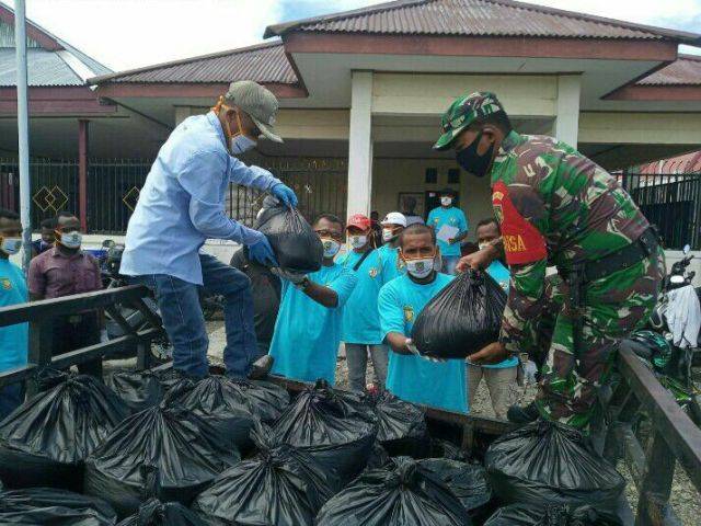 Babinsa Koramil 1710-02/Timika dan Relawan Covid-19 Bagikan Sembako ke Masyarakat