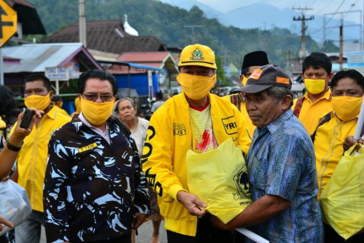 Golkar Tapsel Bagikan 10.000 Masker dan Sembako 