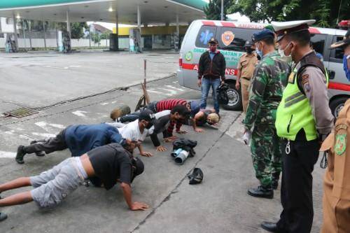 Tak Pakai Masker, Pengendara Diberi Sanksi Push Up di Jalan Ringroad Medan