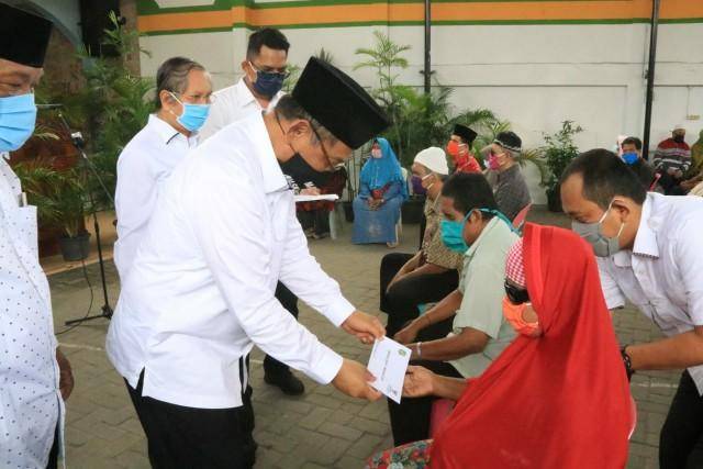 Plt Wali Kota Medan Serahkan Zakat Program Baznas Medan ke Tunanetra dan Disabilitas