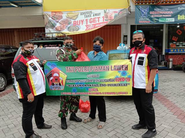 Forum Putra-Putri Pariaman Bagikan Sembako untuk Warga Cililitan yang Terdampak Covid-19