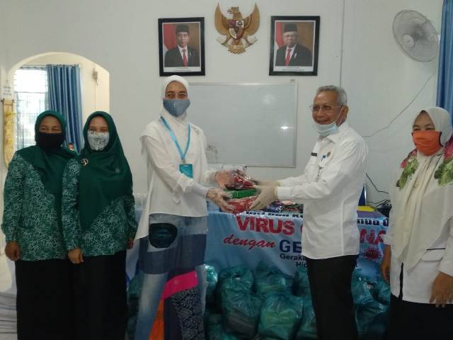 Dinkes Dewan Penyantun TP PKK Batubara Serahkan Bantuan Penanganan Covid-19