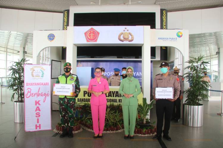 Ketua Bhayangkari Cabang Polresta Deli Serdang dan Ketua Persit Kodim 0204 DS Kunjungi Pos Yan