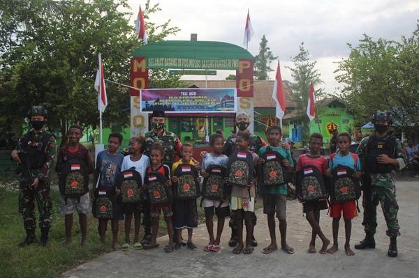 Bahagianya Warga Mossi dapat Bantuan dari TNI di Hari Idul Fitri