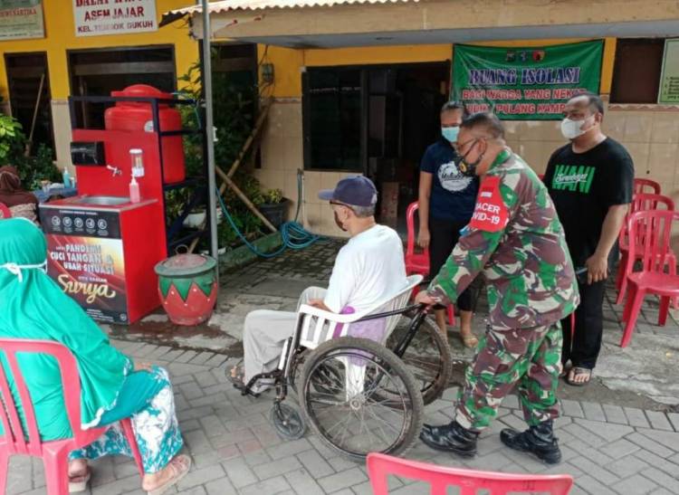 Lansia Ikuti Tahap Vaksinasi