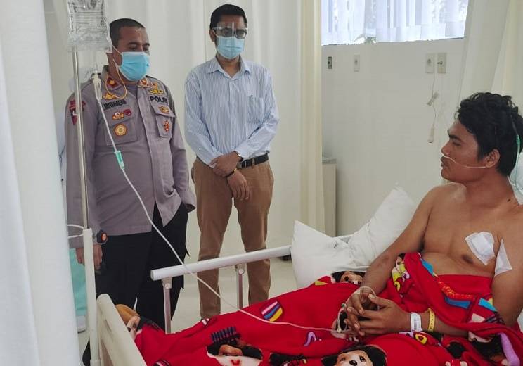 Jenguk Korban Perampokan di Gaperta, Kapolsek Medan Helvetia Perintahkan Anggotanya Tembak Pelaku Begal