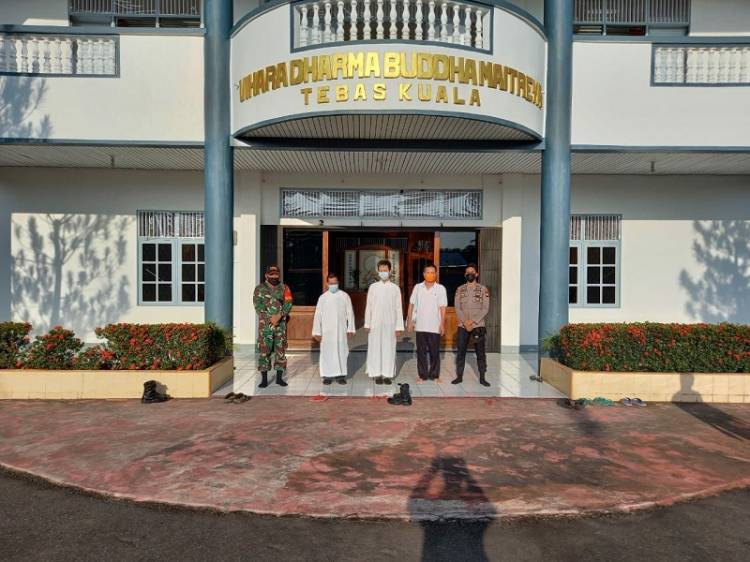 Ciptakan Rasa Nyaman Bagi Umat Beragama, Babinsa Bersama Bhabinkamtibmas Amankan Hari Raya Trisuci Waisak