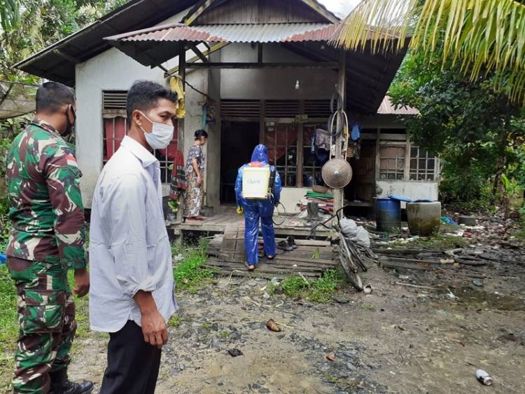 Babinsa Sinergi Bersama Perangkat Desa Semprot Disinfektan ke Rumah Warga