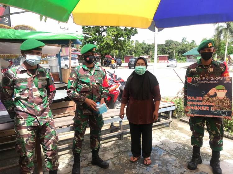 Batalyon Infanteri 642/Kapuas Bagikan Masker kepada Warga