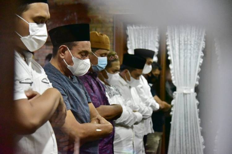 Gubernur Edy Rahmayadi Laksanakan Salat Gerhana Bulan