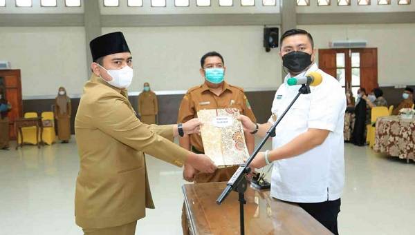 Lantik Pejabat Administrator, Bupati Labura Tegaskan Sekarang Birokrasi Harus Cepat