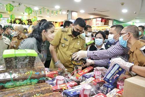 Wali Kota Medan Bersama Ketua TP PKK Cek Kadaluarsa Bahan Pangan di Pusat Perbelanjaan Brastagi Supermarket