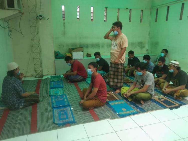 Polsek Medan Baru Sholat Jumat Berjamaah Bersama Tahanan