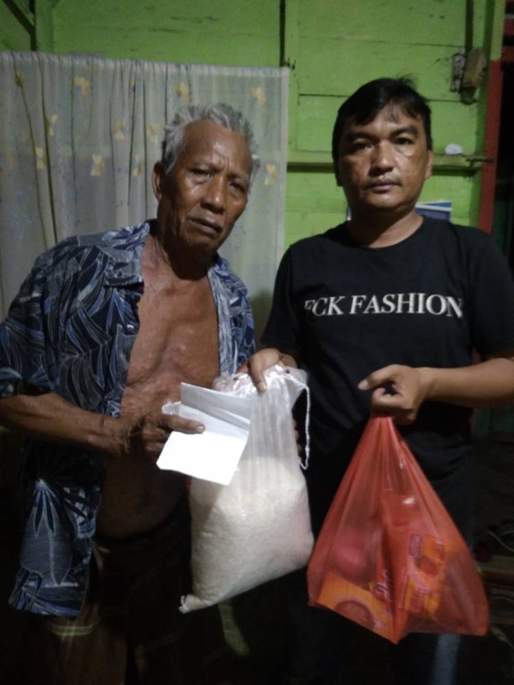 Wakil Ketua Pewarta, Khairunnnas Berbagi Sembako kepada Warga Kurang Mampu