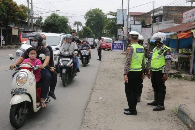 Petugas Gabungan Stop Belasan Kendaraan Berplat Luar Daerah Yang Akan Memasuki Kota Medan