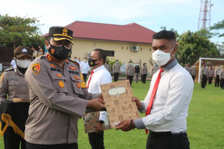 Pemberian Reward Kepada Personil yang Berprestasi dan Penyerahan Paket Lebaran