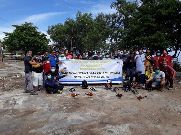 Koramil Pemangkat Dukung Potensi Wisata, Gelar Karya Bakti Bersihkan Pesisir Pantai Sinam