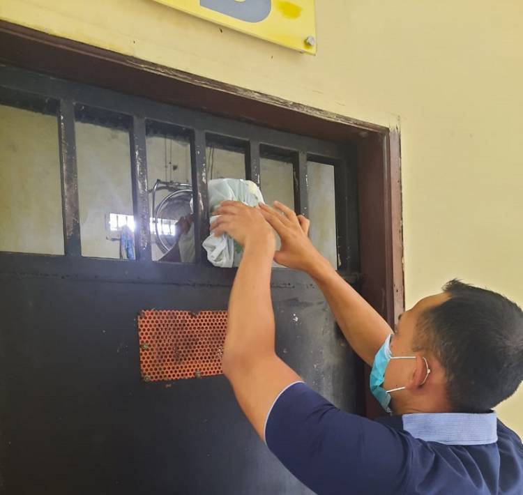 Tingkatkan Imun Tubuh Para Tahanan, Polsek Medan Helvetia Berikan Panganan Ubi Rebus