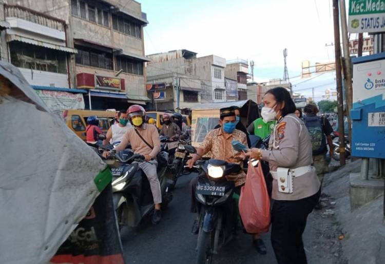 Polsek Medan Area Bagikan Takjil untuk Pengendara Motor yang Melintasi Pasar Sukaramai