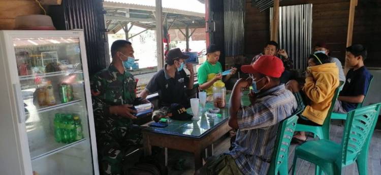 Ingatkan Prokes ke Masyarakat, Babinsa Cek Posko PPKM