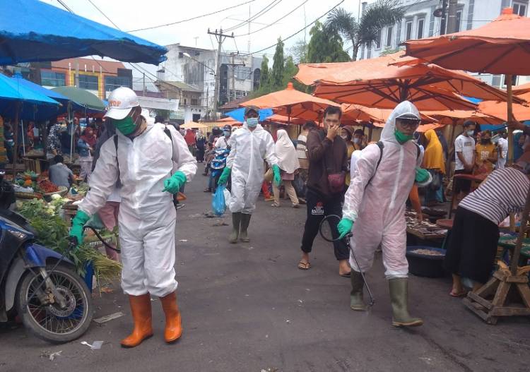 Polrestabes Medan Semprot Disinfektan di Pasar Simpang Limun