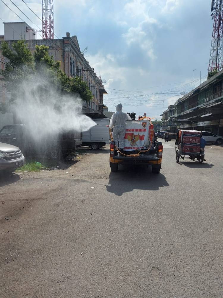 Polsek Medan Timur Semprot Disinfektan di Sepanjang Jalan Veteran Medan